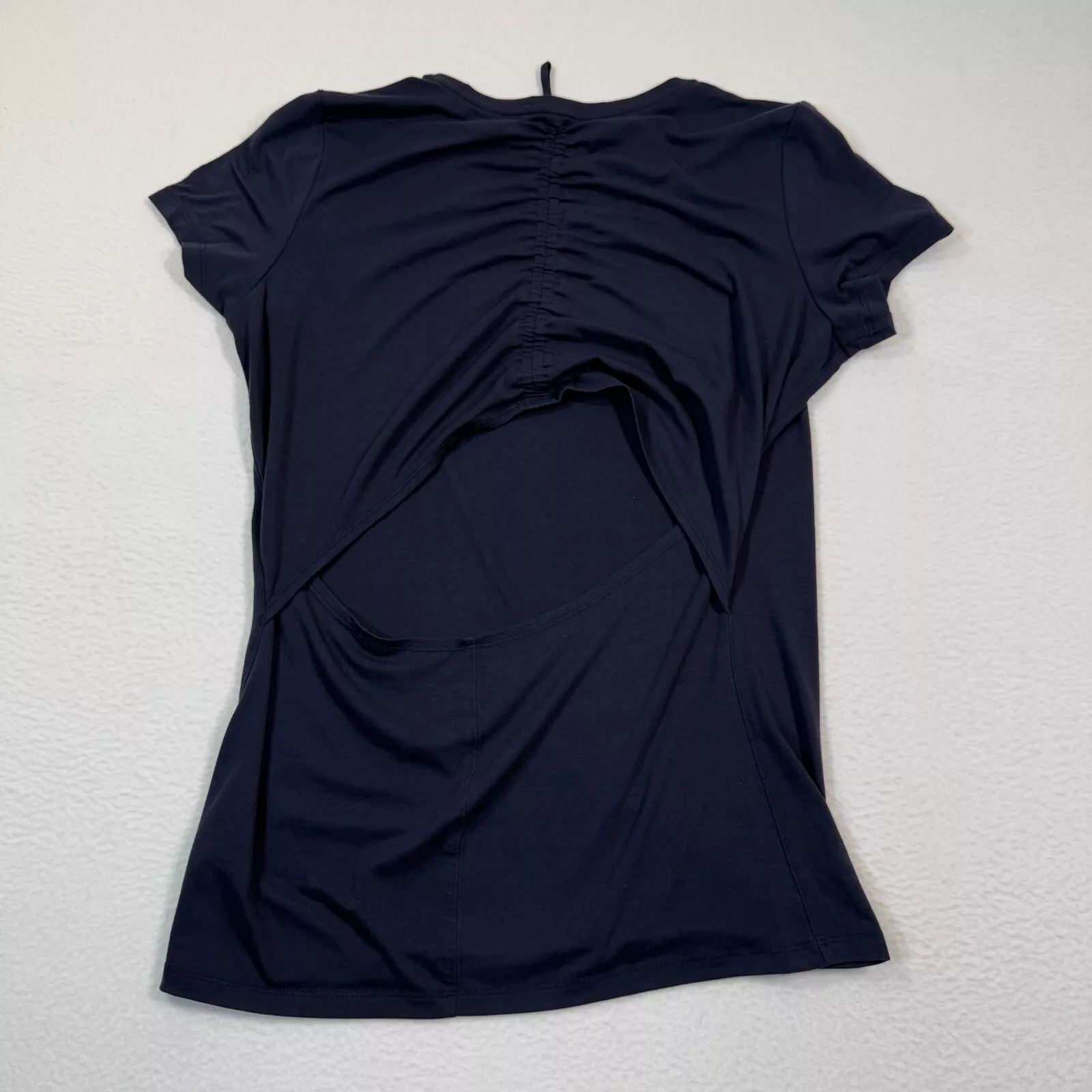 athleta stretch round neck vented back pullover shirt