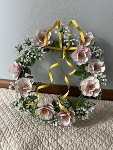 Metal Tole Pink/White Flower Wreath & Yellow Bow, 11", Petites Choses / Dresden