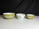 Pyrex Spring Blossom Green 3 Piece Mixing Bowl Set 300-1-S No Box