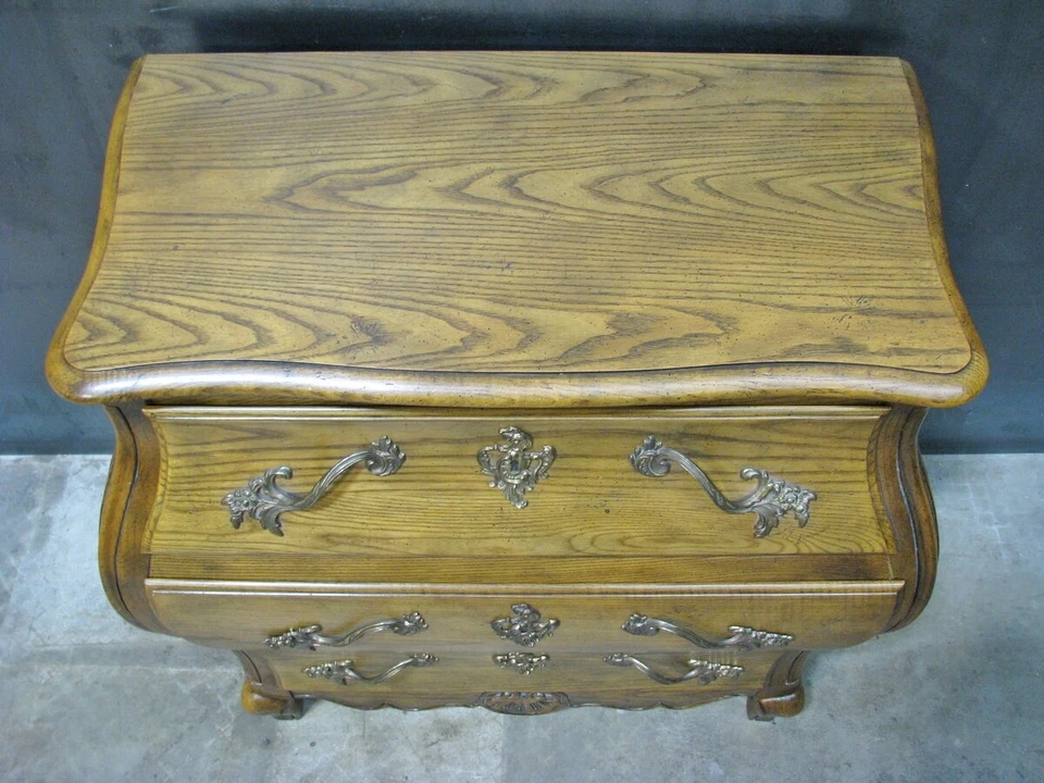 Mueble de panadero vintage bomba de roble francés de campo 3 cajones; herrajes rococó Foto 3 de 4