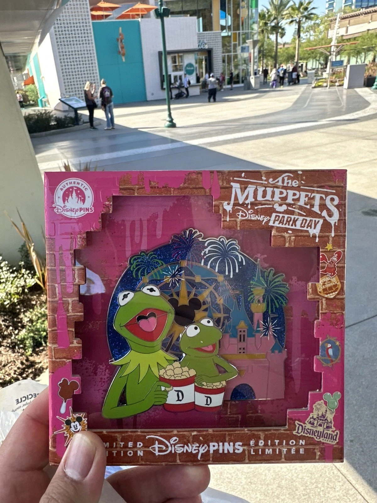 THE MUPPETS DISNEY PARK DAY JUMBO PIN DISNEYLAND LE 1300 INHAND