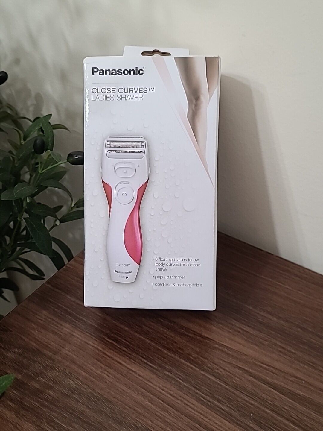 PANASONIC  CLOSE CURVES LADIES SHAVER WET/DRY HAIR REMOVEL SYSTEM ( ES 2207 ).