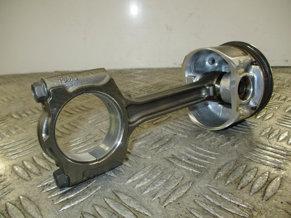 Nissan Juke Nismo 2018 1,6 gasolina MR16. Varilla de conexión y pistón 34K Foto 3 de 4