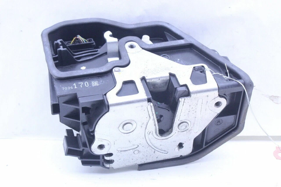 BMW 530i 2004 actuador de bloqueo de pestillo de puerta delantera derecho OEM usado Foto 4 de 4