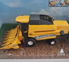 Burago 18cm long 18-31722 - New Holland TCS.90 Combine Harvester - Yellow