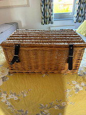 Cesta de almacenamiento rectangular con tapa de mimbre marrón