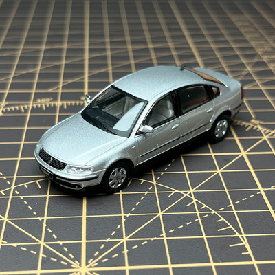1:64 Die-Cast Model Car - Silver Passat B5 (5th Gen) Alloy Miniature