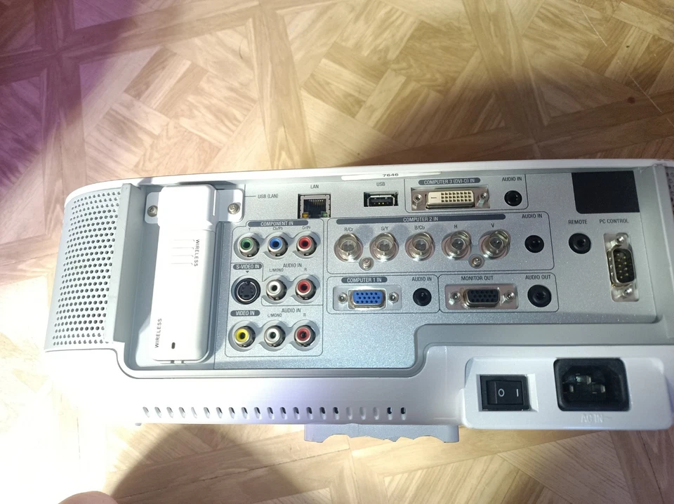 Proyector LCD NEC NP2150 100-240V 50/60Hz Foto 3 de 4