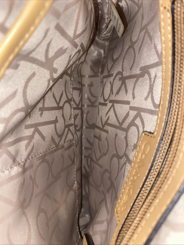 Bandolera pequeña para mujer Calvin Klein. Beige. Marrón y dorado. Etiquetas W Out nuevas Foto 4 de 4