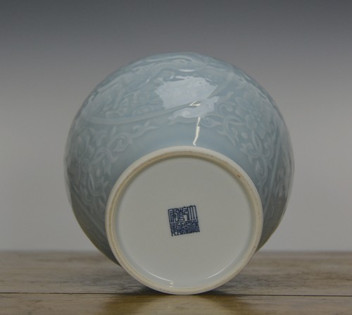 Chinese Qing Qianlong MK Sky Blue Tianqing Glazed Molded Body Porcelain Vase - Picture 8 of 9