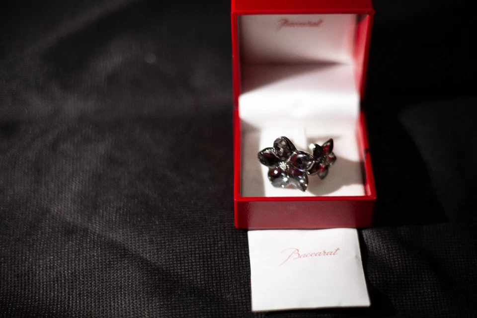 Anillo de doble flor gris de cristal de ley de baccarat Foto 2 de 4