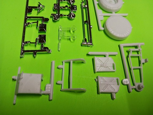 1976 Chevy Sport Pickup Truck 1/24 spare tire gas can chrome mirrors cb radio - Picture 3 of 4