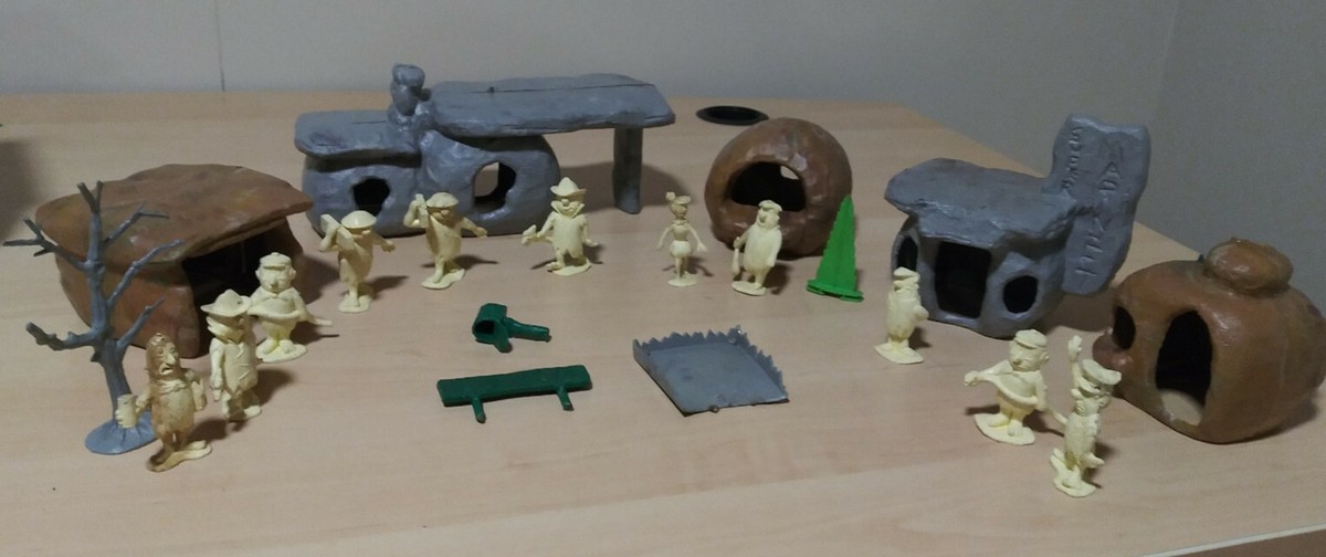 [新品]THE FLINTSTONESディナーウェアのおもちゃセット 1991 THE FLINTSTONES STONE AGE CRUISERS SET OF 6 DENNY'S