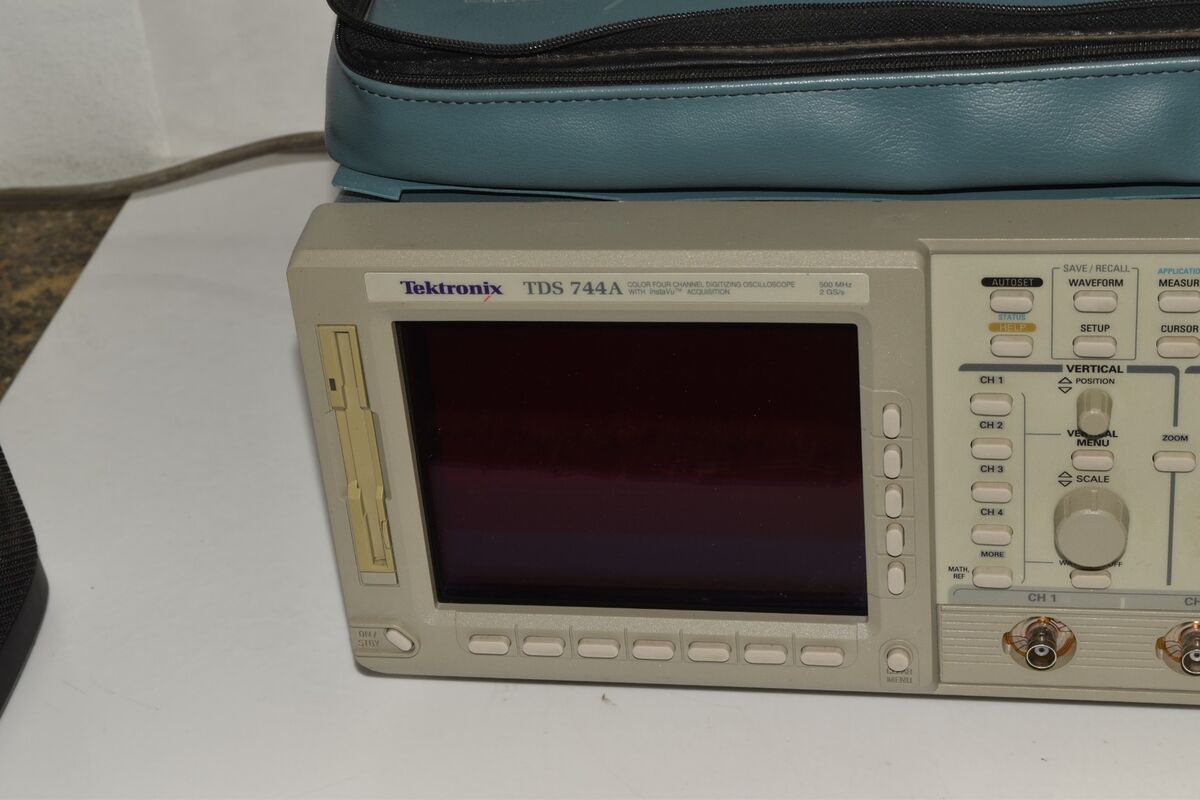 TDS 744A TEKTRONIX 4-CH COLOR DIGITAL OSCILLOSCOPE 500 MHz TDS 744A TEKTRONIX 4-CH COLOR DIGITAL OSCILLOSCOPE 500 MHz