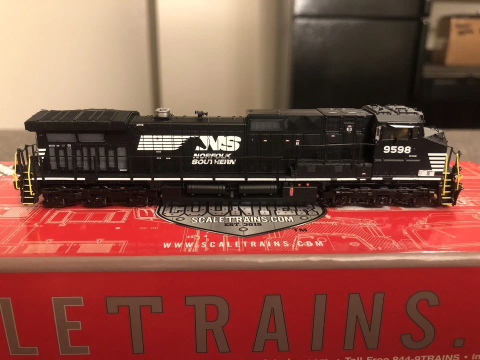 Scaletrains 31510 N scale GE C44-9W Norfolk Southern #9598 DCC sound - Image 3 of 4