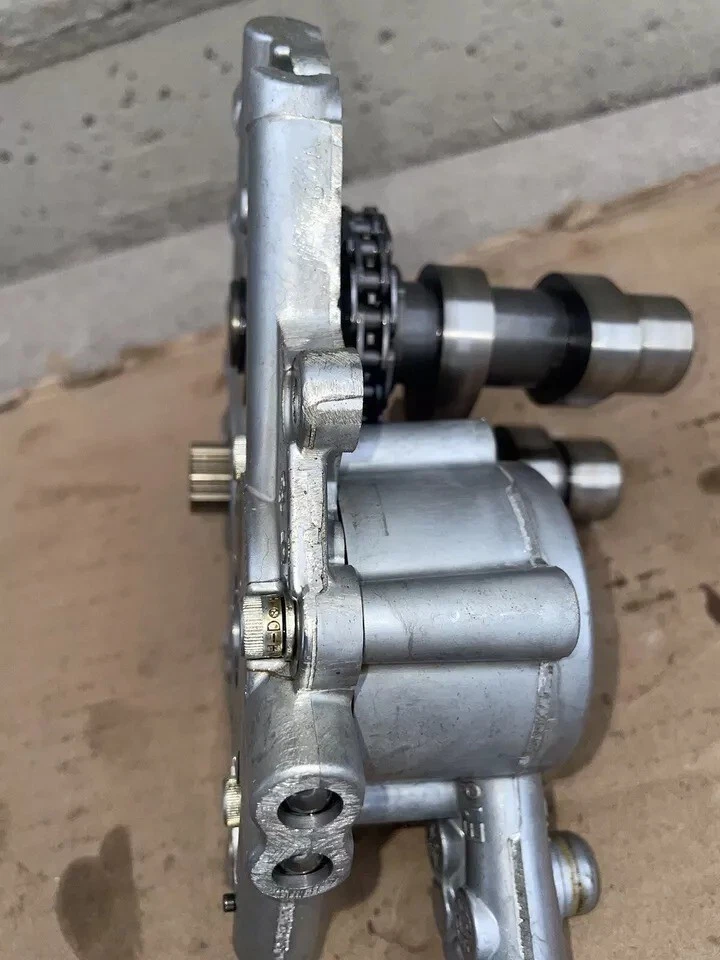 Conjunto de placa de eixo de comando Harley-Davidson Fat Bob 103 bomba de óleo Dyna 2016 26277-06. - Imagem 4 de 4