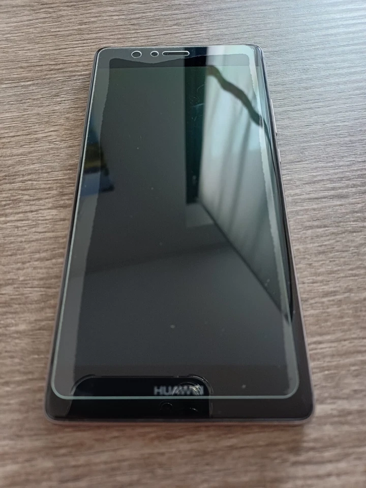 Huawei P9 Plus con accessori (caricabatterie, cavo USB, auricolari) - Immagine 2 di 4