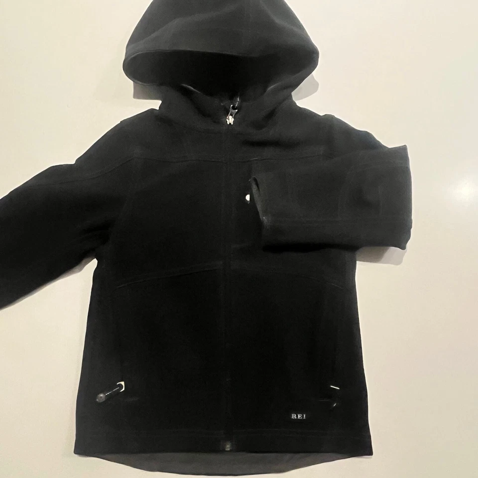 Chaqueta REI Co-O Boys XS 4/5 Soft Shell con capucha negra y gris Foto 2 de 4