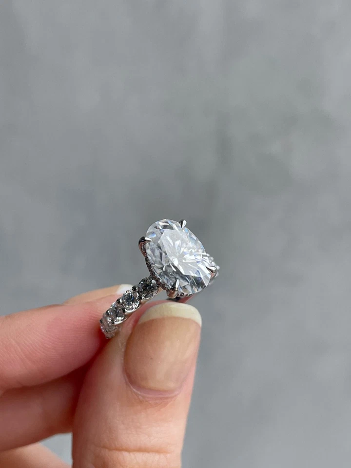 Anillo de diamantes VS1 E de corte ovalado de 3,7 quilates certificado IGI elaborado en oro de 14k. Foto 3 de 4