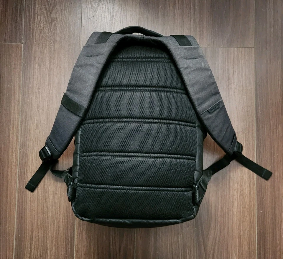 Mochila Incase City Gris Oscuro se adapta a cualquier portátil Mac de hasta 15 pulgadas Foto 2 de 4
