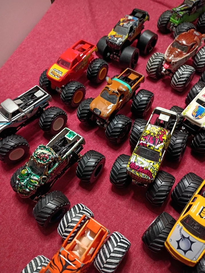 Lote de camiones Monster Jam Hot Wheels escala 1:64 diecast variedad camiones jugados Foto 4 de 4