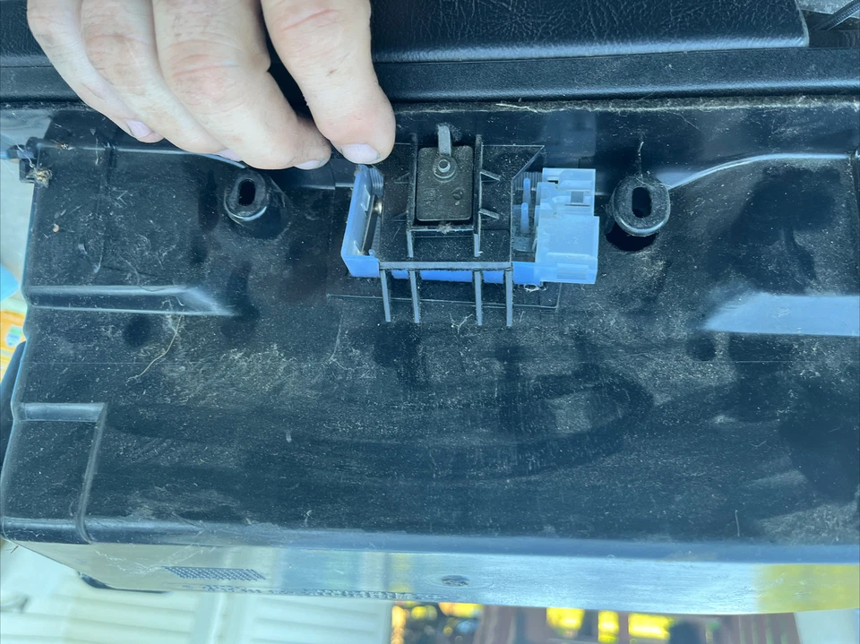 Mercedes-Benz E320 1999 guantera 2106890091  Foto 3 de 4