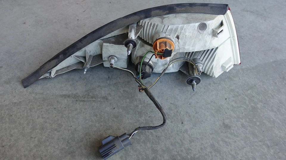 Conjunto de lámpara de luz trasera exterior lado pasajero derecho Jaguar XK XKR X150 2007 fabricante original Foto 2 de 4