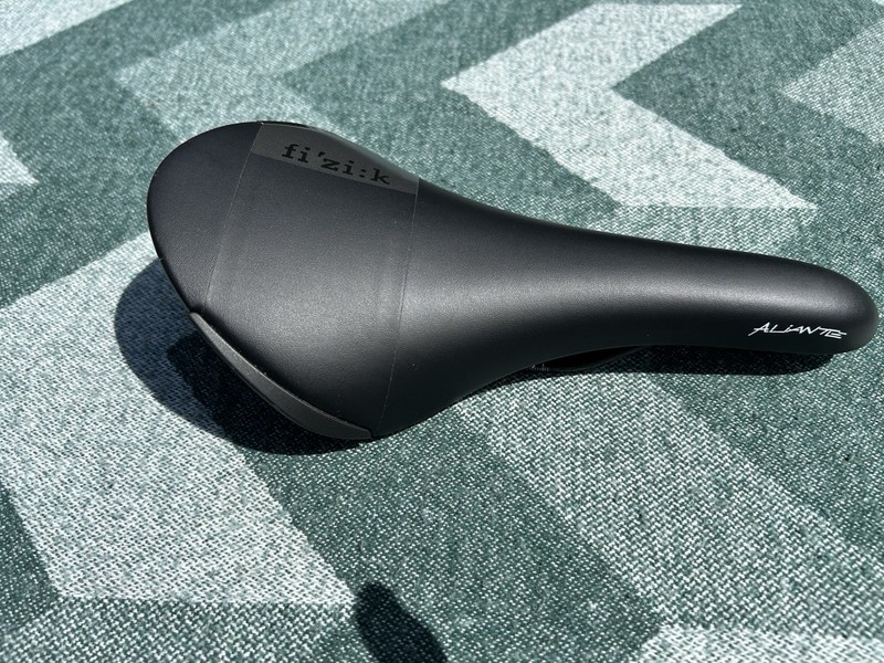 Fizik Aliante R5 Black Saddle 143mm