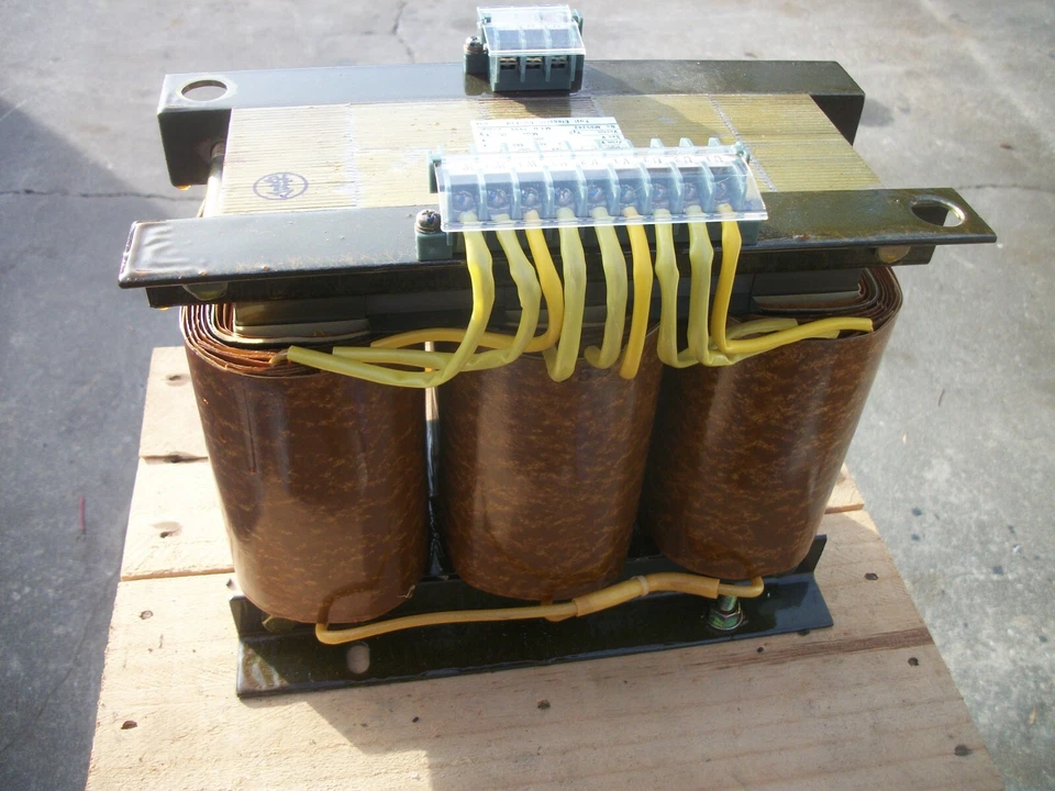 TRANSFORMADOR FUJI 2KVA 3PH 3STD-2KA HV 440X480 LV 200 NUEVO Foto 2 de 4