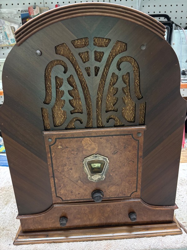 Stunning restored U.S. Radio 32A tube cathedral radio