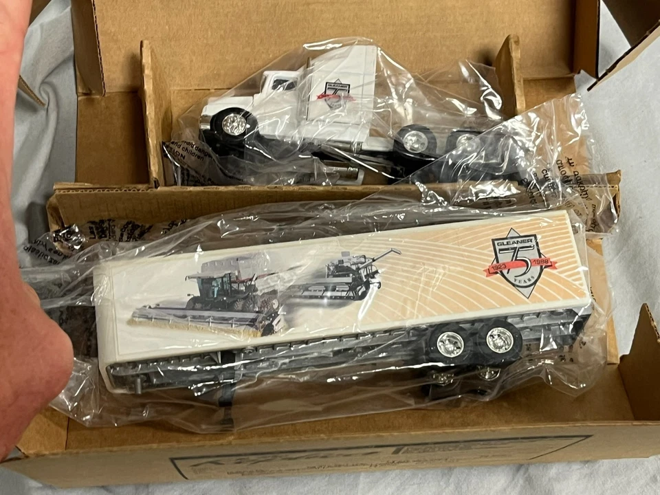 GLEANER 75th PETERBILT 377 Semi Tractor Trailer 1:64 ERTL NIB NICE! AGCO Allis - Image 3 of 4