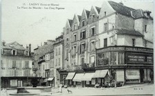 LAGNY 77 CPA La Piazza Del Mercato I Cinque Pignoni Negozi Riuniti Commercio