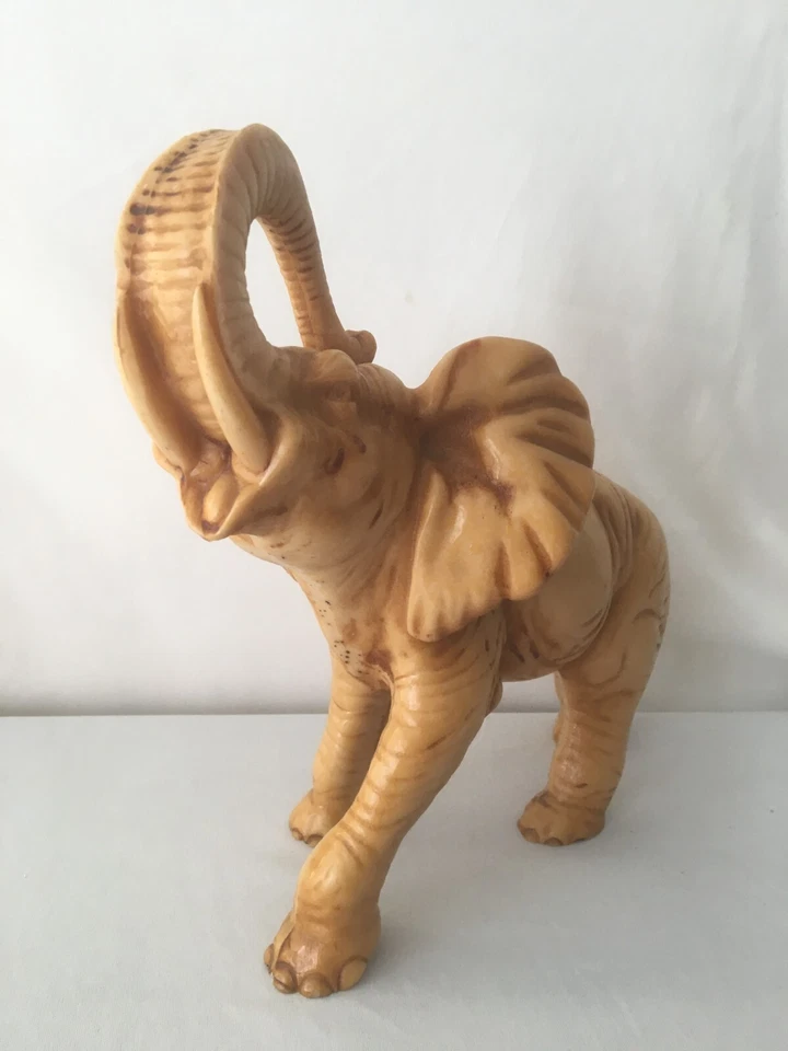 STATUE D'ÉLÉPHANT EN RÉSINE MARRON CLAIRE H. 26 VINTAGE - Photo 2/4