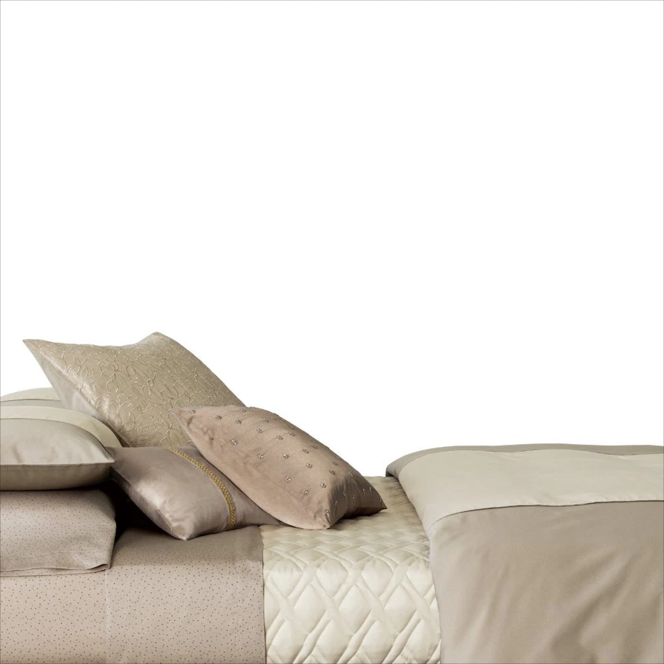 Precio de venta sugerido por el fabricante $100 Calvin Klein Home Champagne almohada con cuentas 18x18" Foto 3 de 3