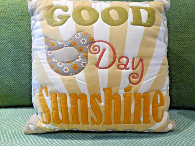 Next Gestepptes Baumwollkissen mit Good Day Sunshine Design Brandneu