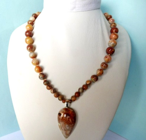 Collier en agate mexicaine de 210 cts, fermoir en argent massif