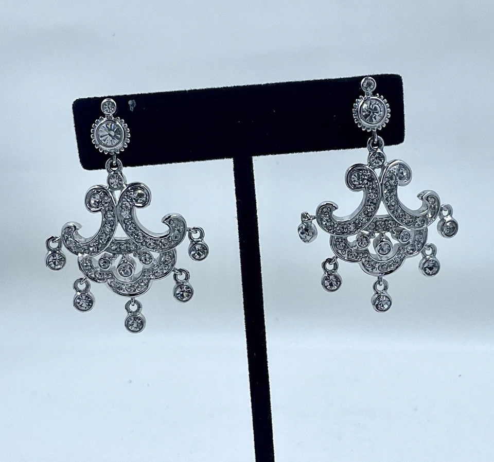 Pendientes colgantes con araña de cristal Nolan Miller para orejas perforadas ¡Impresionantes! Foto 2 de 4