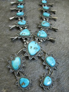BEAUTIFULLY HANDMADE AMERICAN TURQUOISE NECKLACE IN EXCELLENT CONDITION NO REPAI