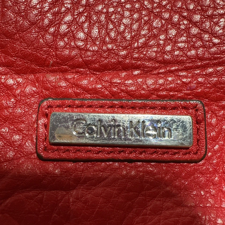 Cartera de muñeca de cuero rojo Calvin Klein Foto 4 de 4