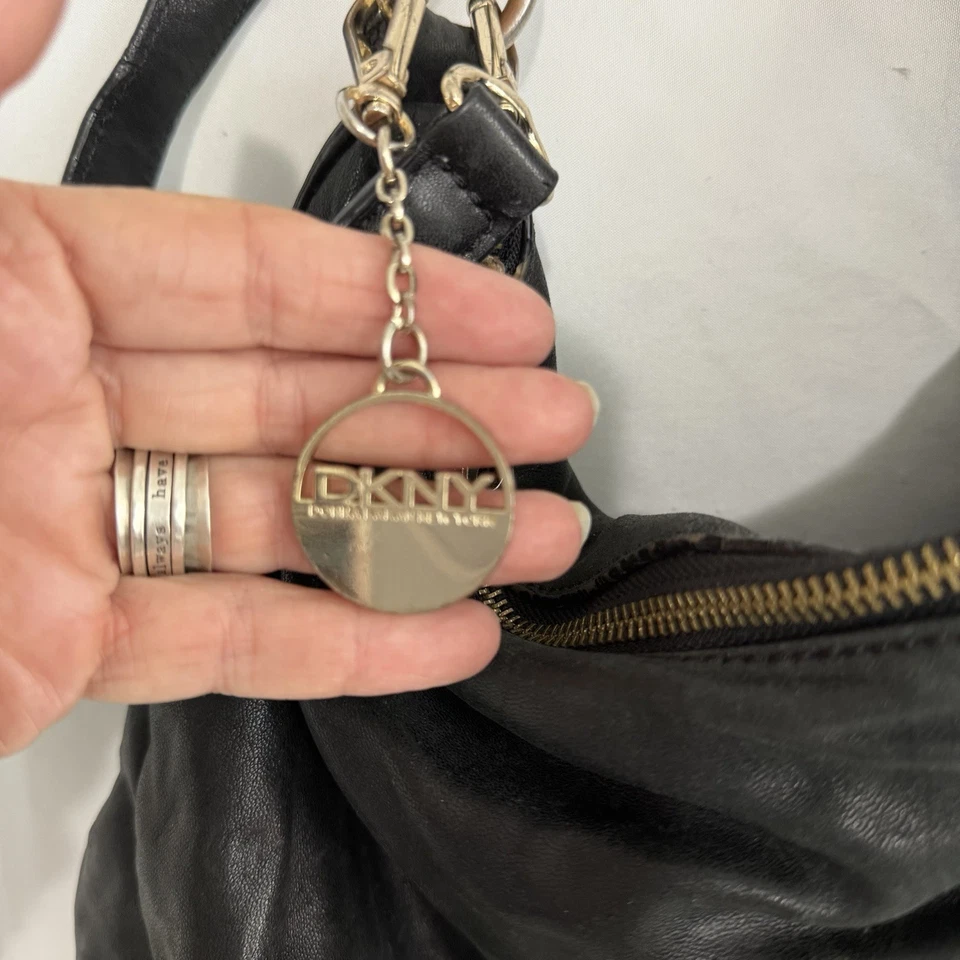 Bolso hobo de cuero dkny negro en muy buen estado correa extra para bandolera Foto 4 de 4