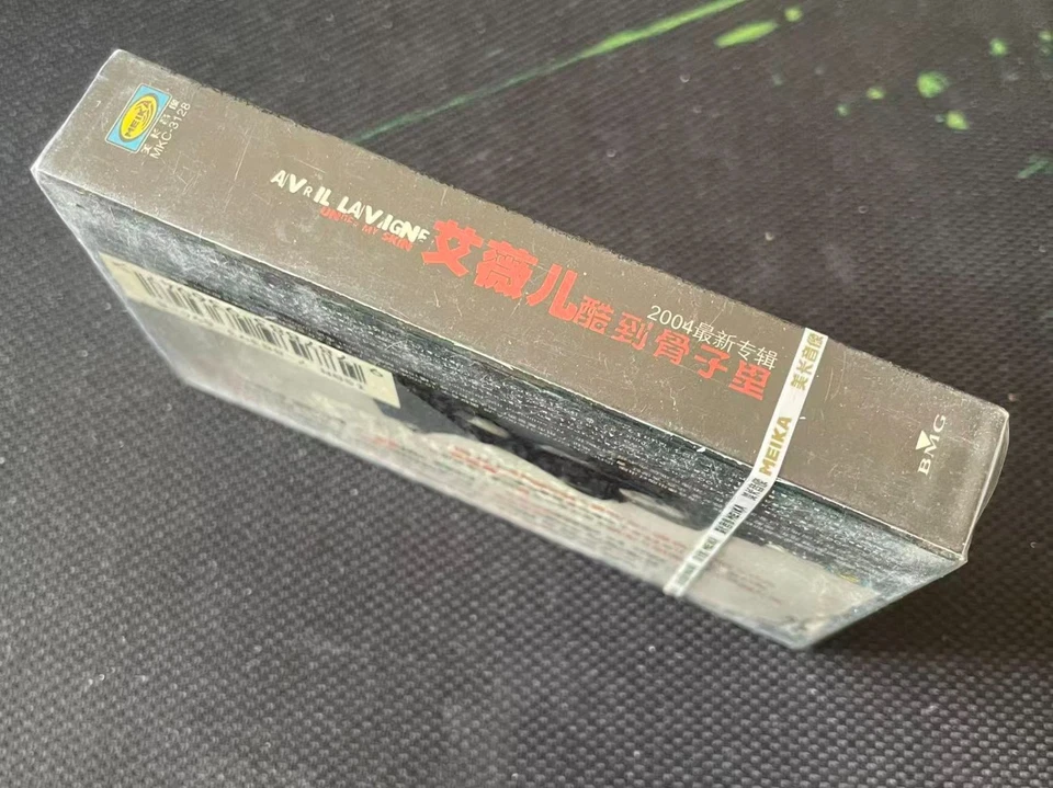 Avril Lavigne Under My Skin China First Edition Cassette Tape Very Rare  Sealed Foto 3 de 3