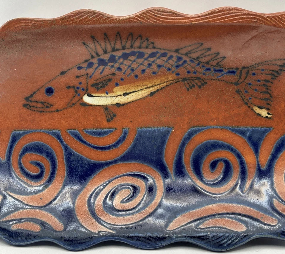 Bandeja de tapas de pescado de gres y azulejos Front Ave bandeja de cerámica roja azul Lg Foto 3 de 4