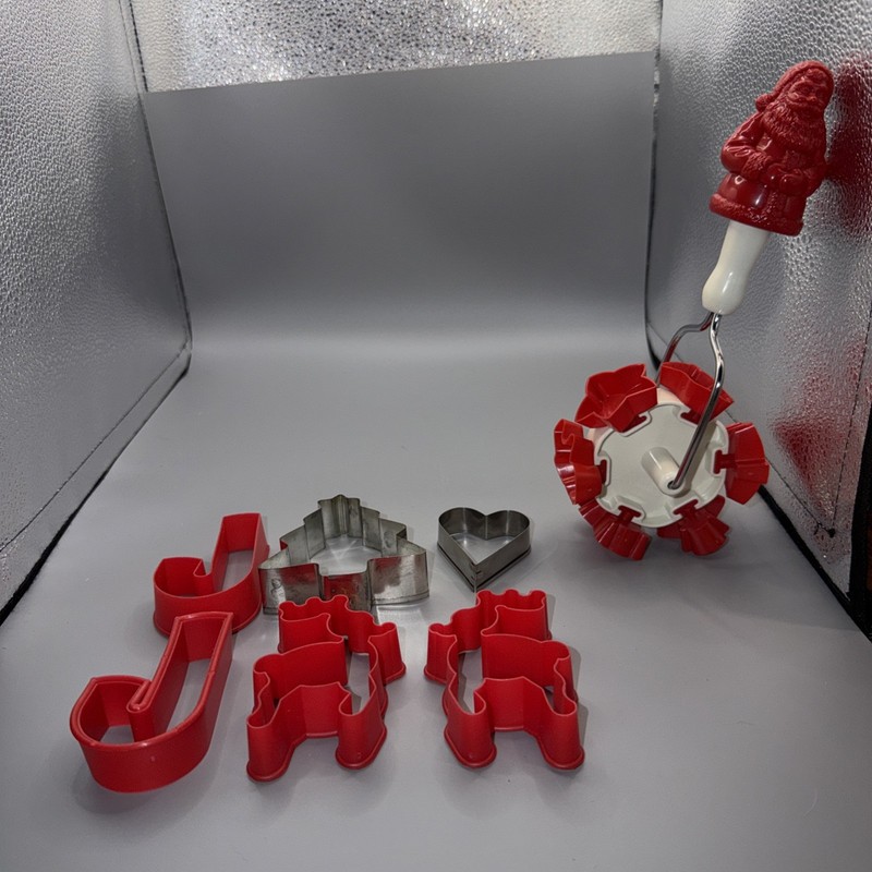 Vintage Santa Cookie Roller And 6 Cookie Cutters 