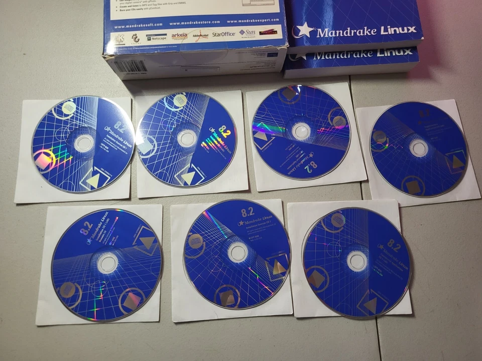 Linux Mandrake 8.2 Powerpack Operating System Software Big Box 7 CD'S Manuals - Image 4 of 4