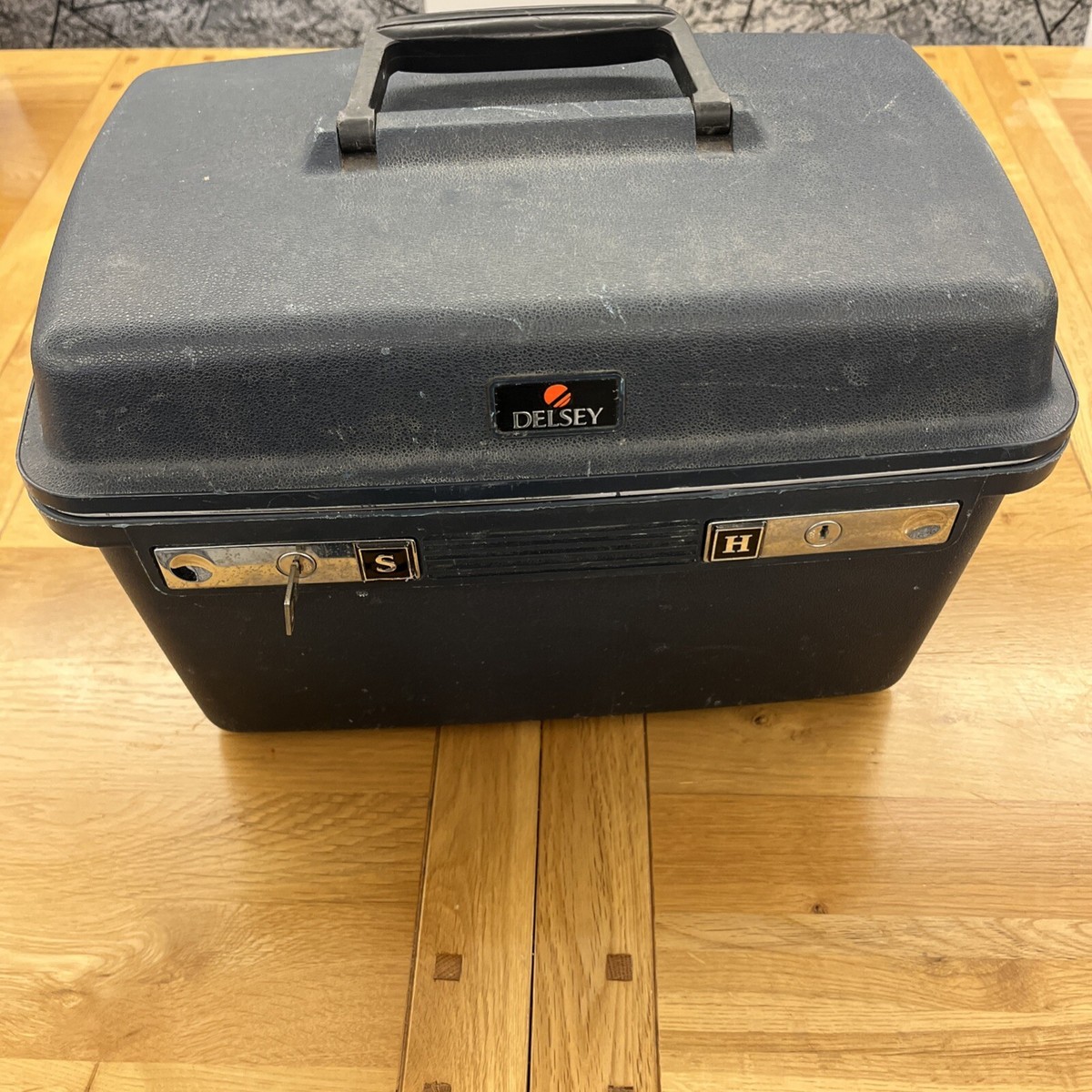 Delsey vanity case UK