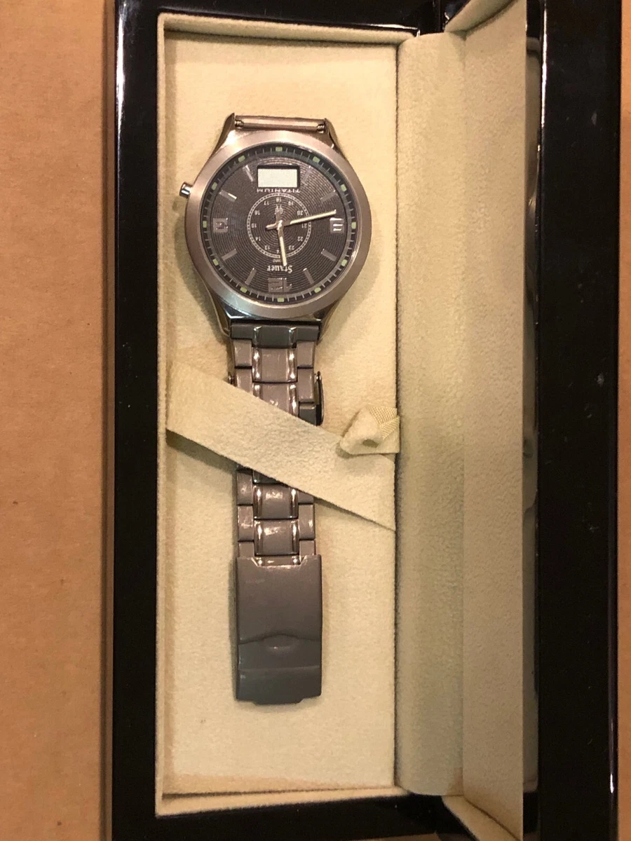 Titanium top atomic watch