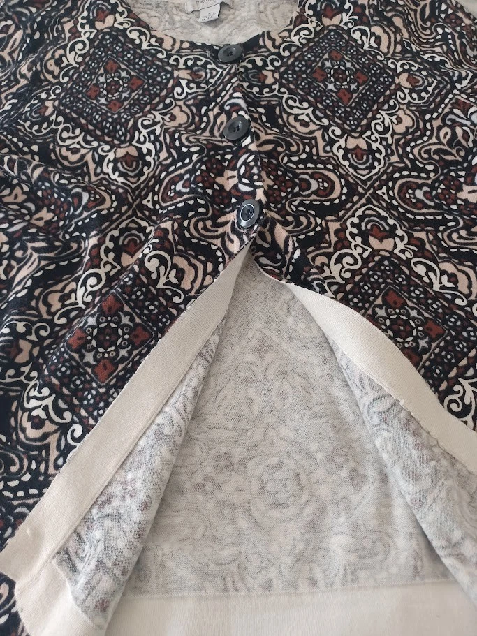 Cárdigan Mercer Street Studio para mujer con 3 botones talla grande tejido estampado ornamentado Foto 4 de 4