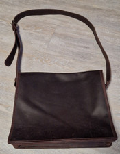 Umhängetasche von Gusti Leder dunkelbraun