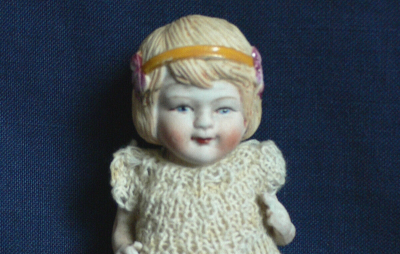 Petite Poupée Ancienne En Biscuit - Fillette, Cheveux Moulés, 14 Cm