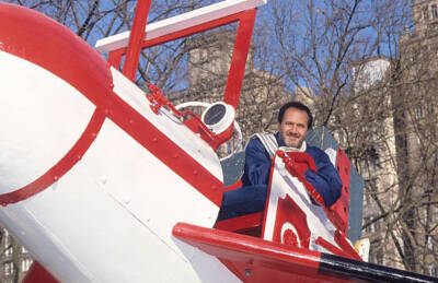 Musician Roger Miller at the Macys Thanksgiving Day Parade in N - 1986 Photo 1